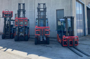 News Accessori e attrezzature per carrelli elevatori: forche, traslatori, pinze e benne